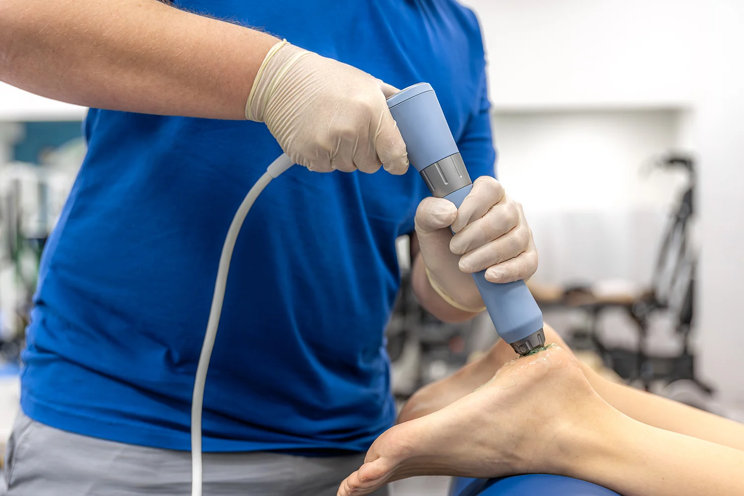 physiotherapist performs ultrasound therapy